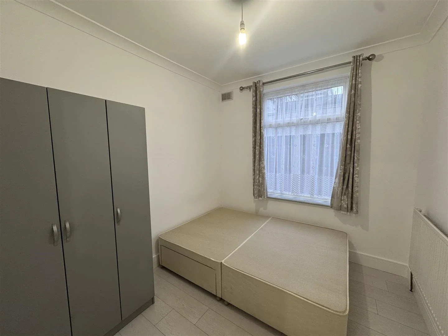 Flat Hampton Road in Greater London