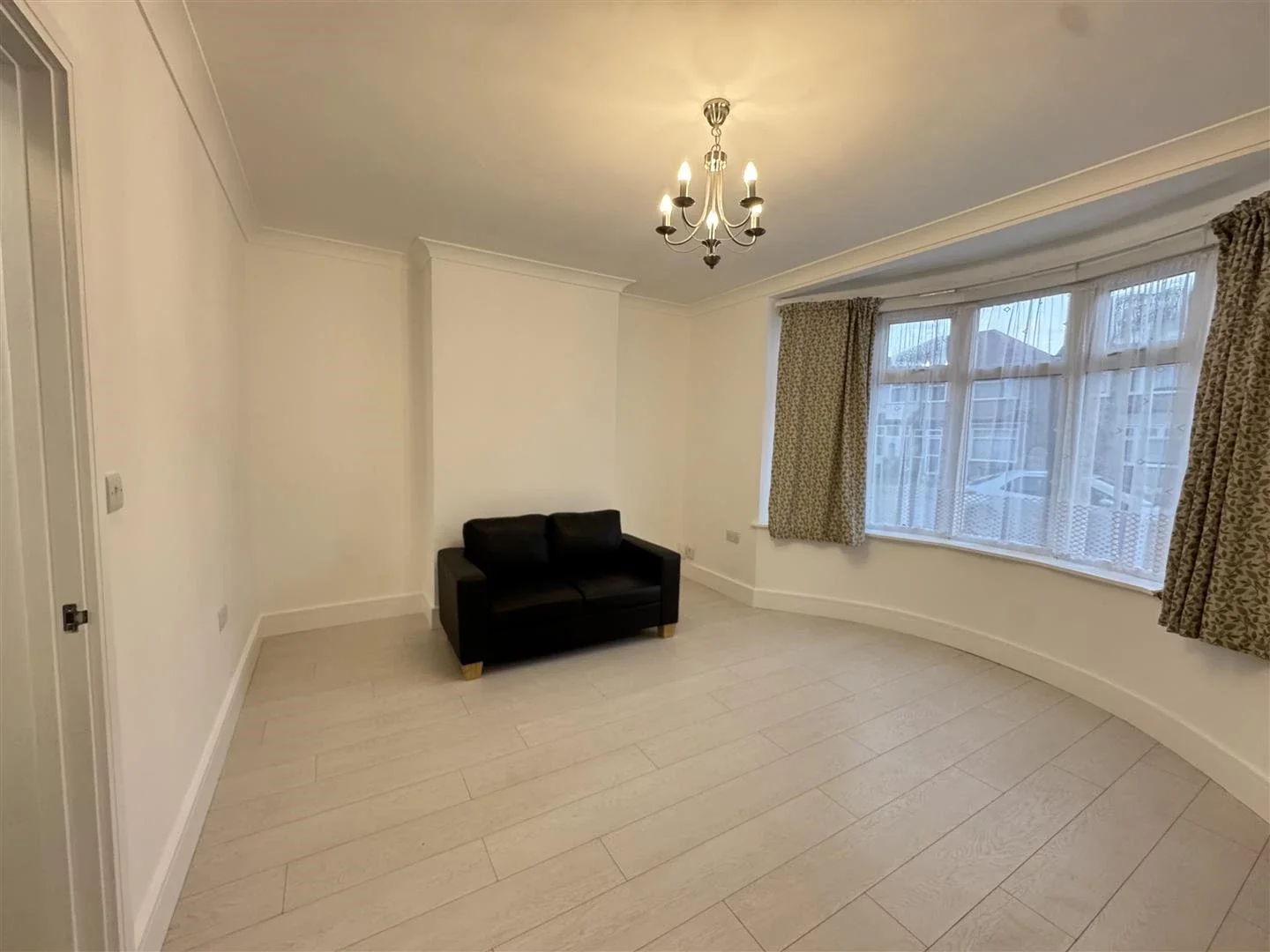 Flat Hampton Road in Greater London