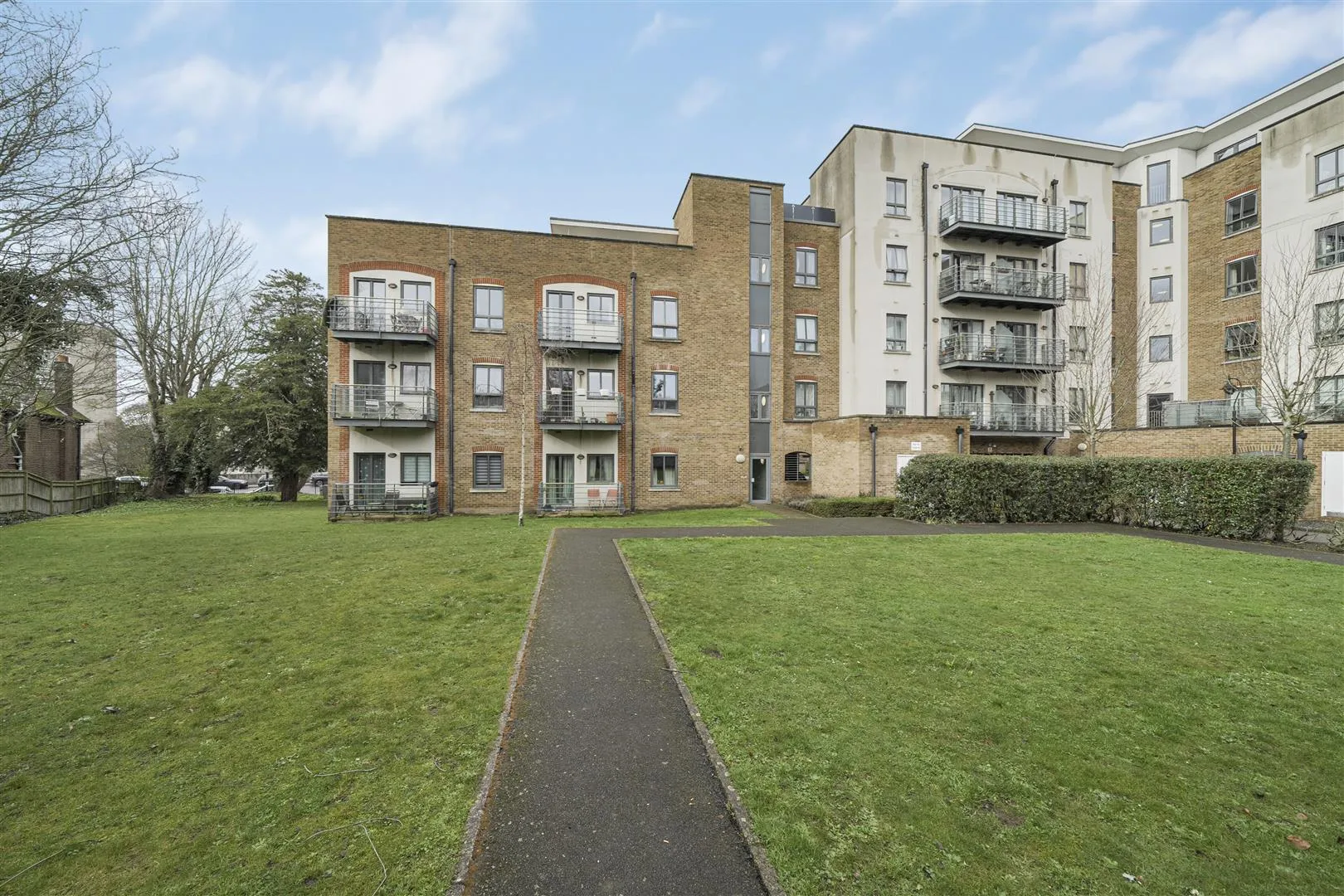 Flat Woodmill Close in Greater London