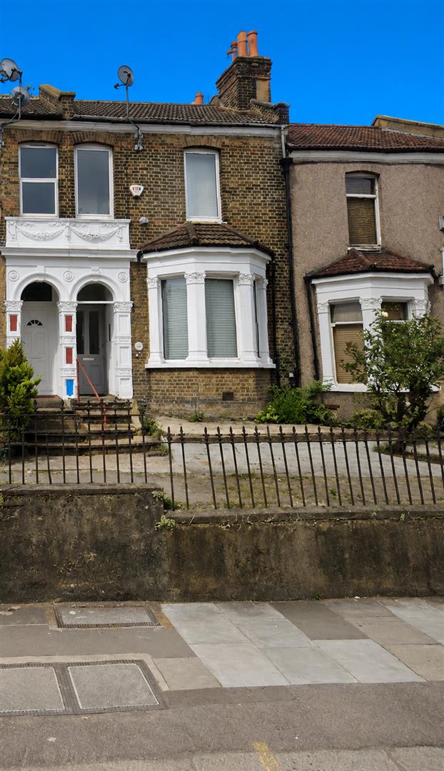 Flat Plumstead High Street in Greater London