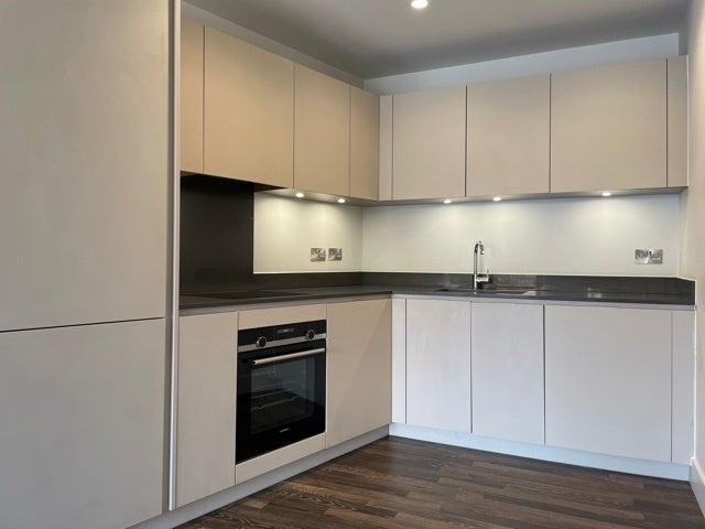 Flat Moulding Lane in Greater London