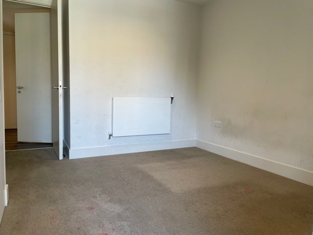 Flat Moulding Lane in Greater London