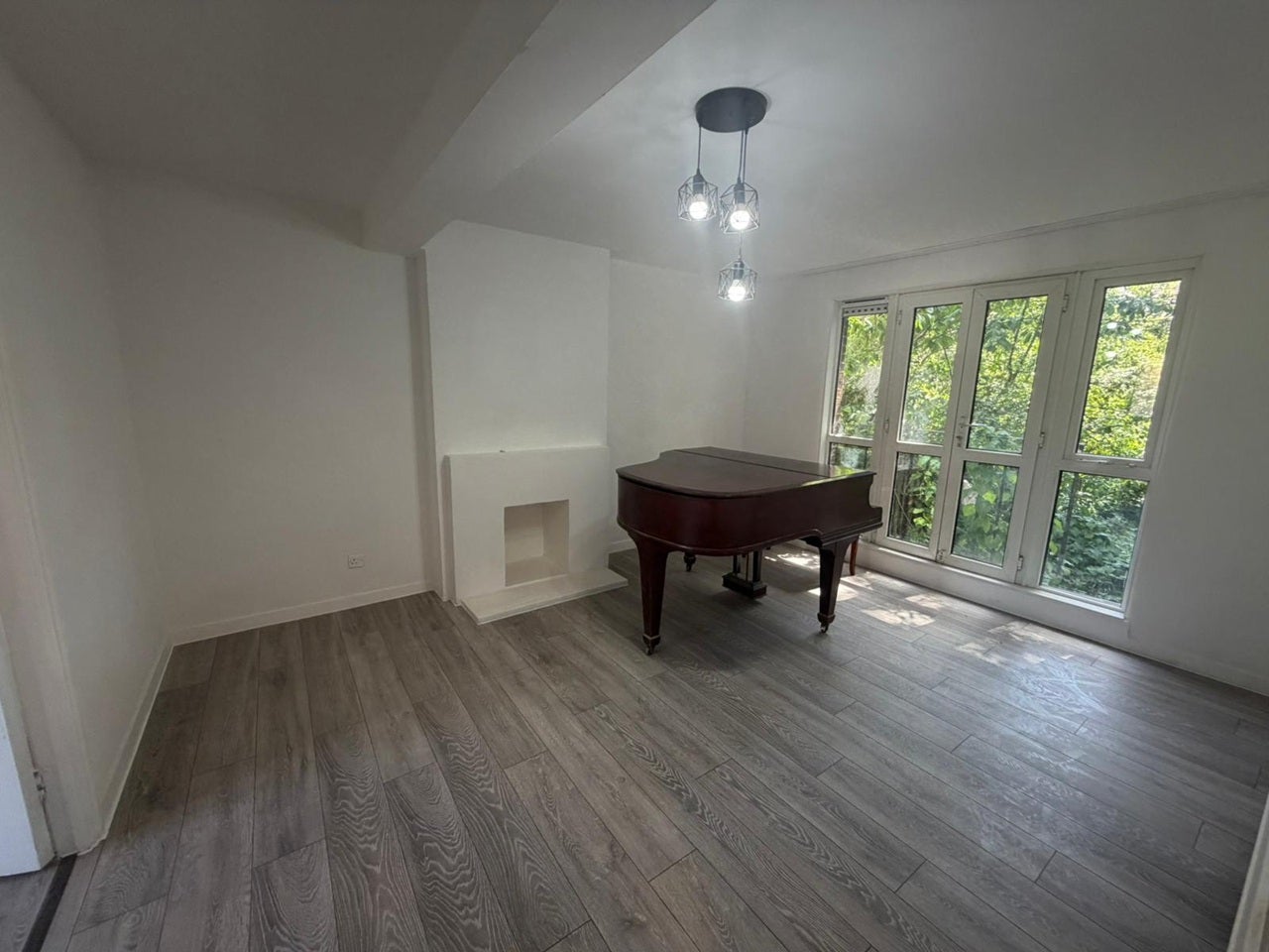 Flat Asplins Road in Greater London