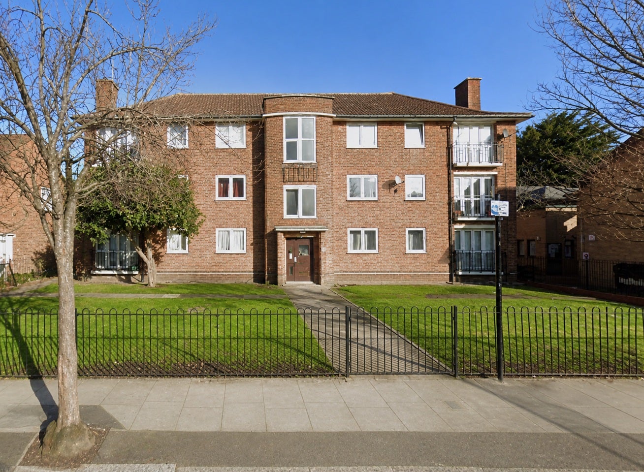 Flat Asplins Road in Greater London