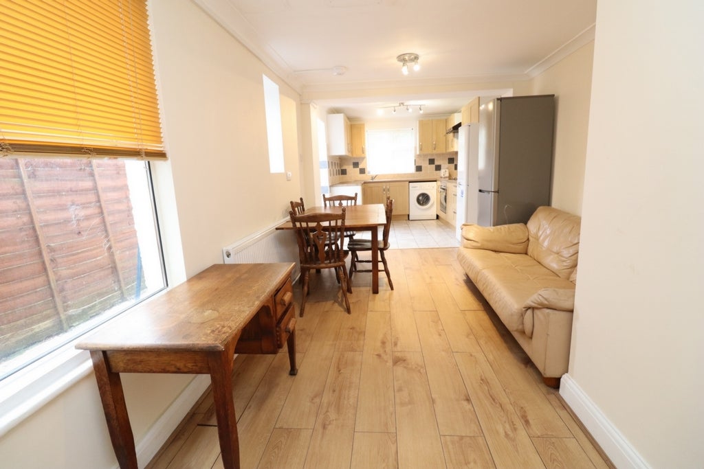 Room Globe Road in Greater London