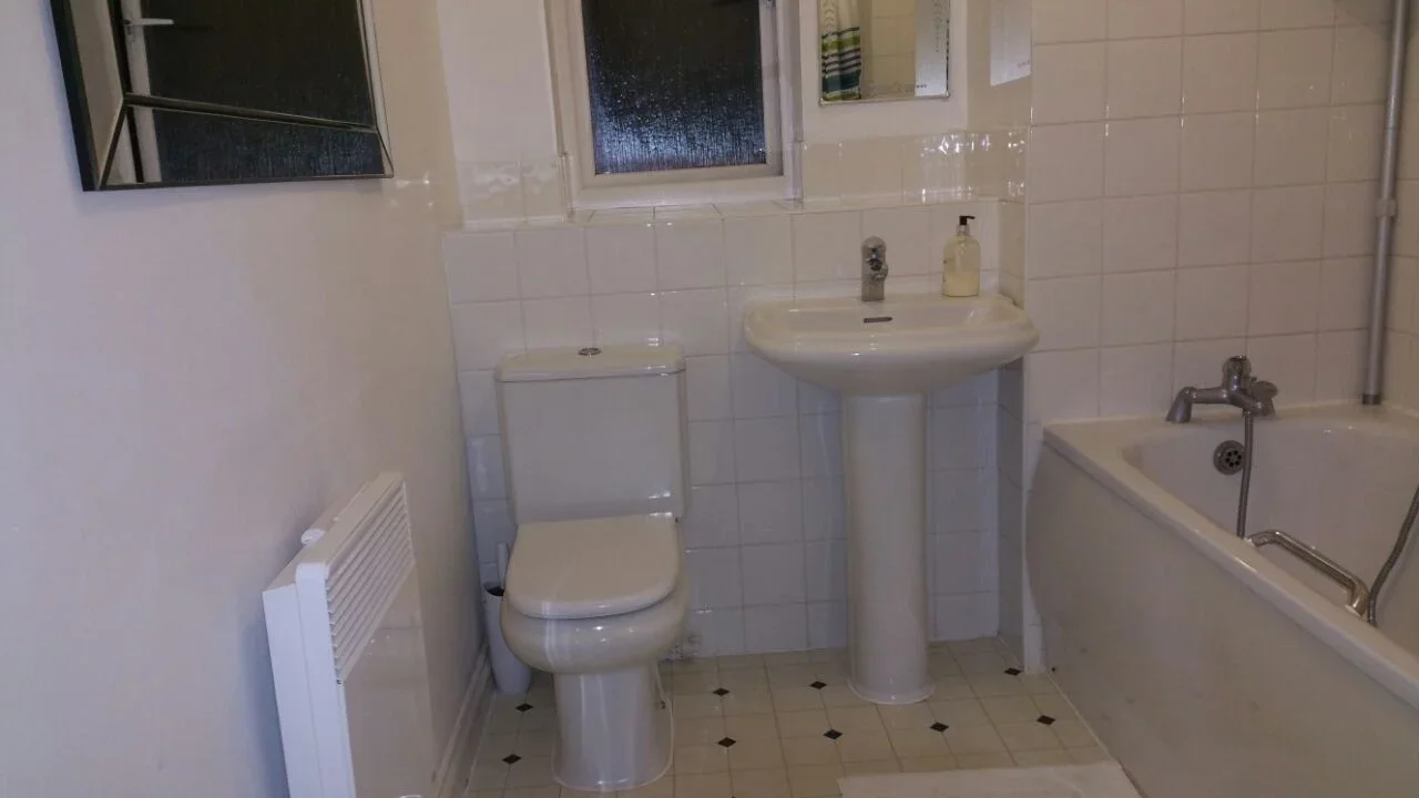 Flat Hevingham Drive in Greater London