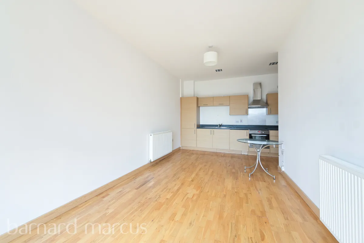 Flat Manor Road in Greater London