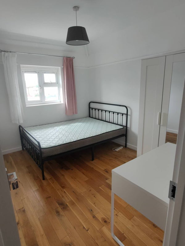 Room Keynsham Road in Greater London
