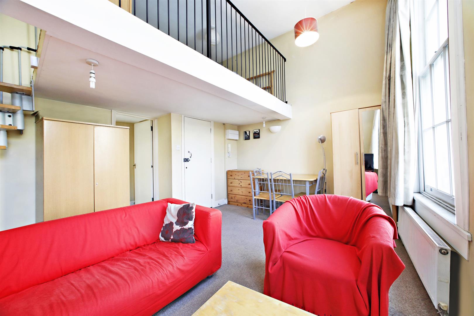 Flat Trinity Street in Greater London