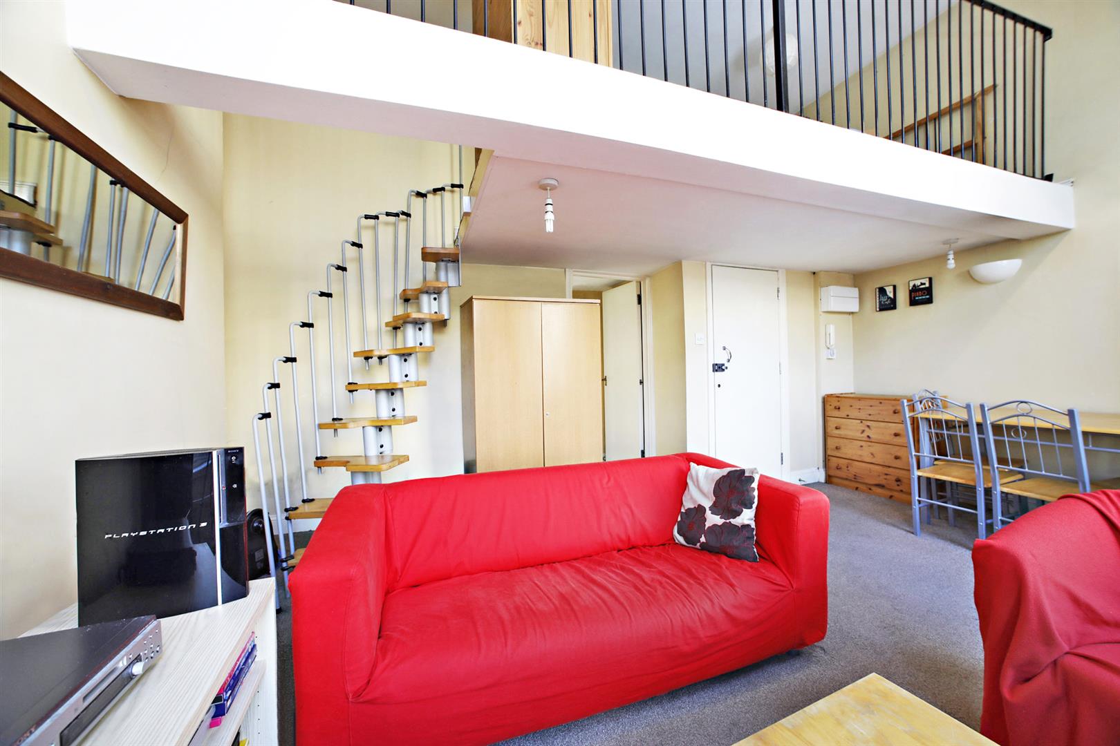 Flat Trinity Street in Greater London