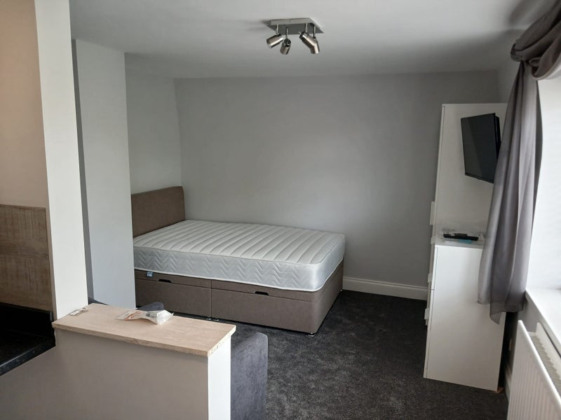 Room Collins Avenue in Bristol