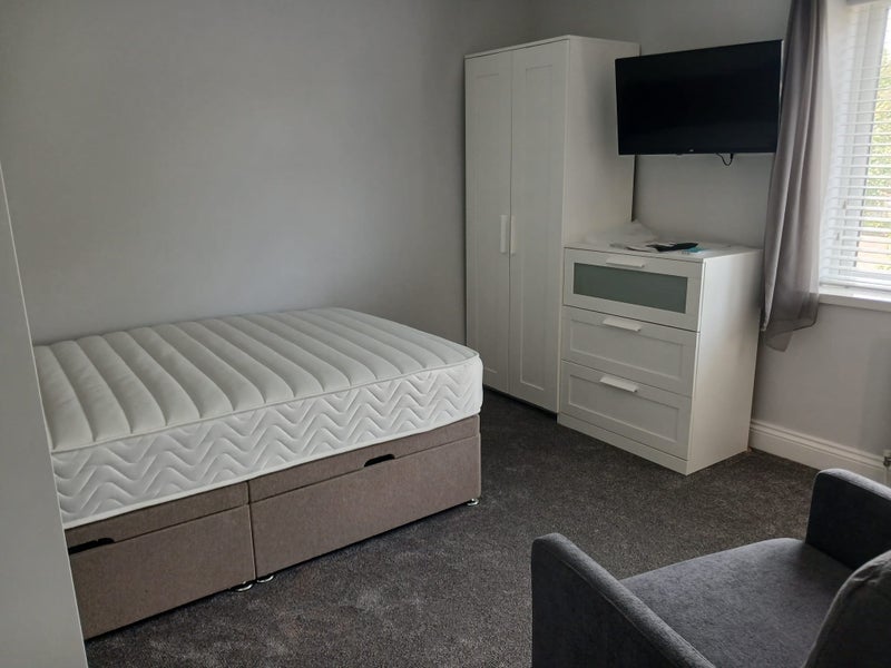 Room Collins Avenue in Bristol