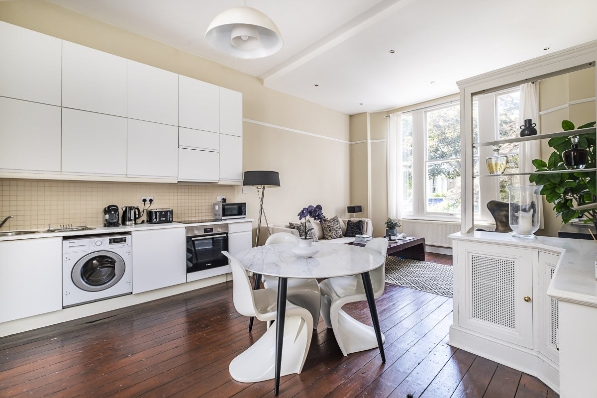 Flat Macaulay Road in Greater London