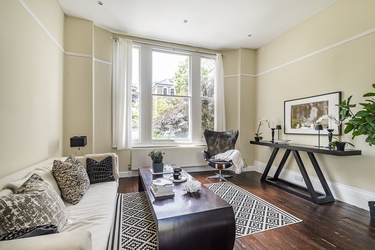 Flat Macaulay Road in Greater London