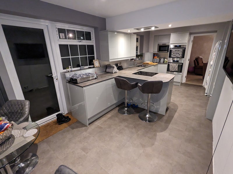 Room Worcester Road in Crawley
