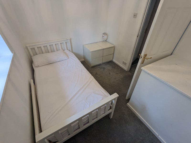 Room Worcester Road in Crawley