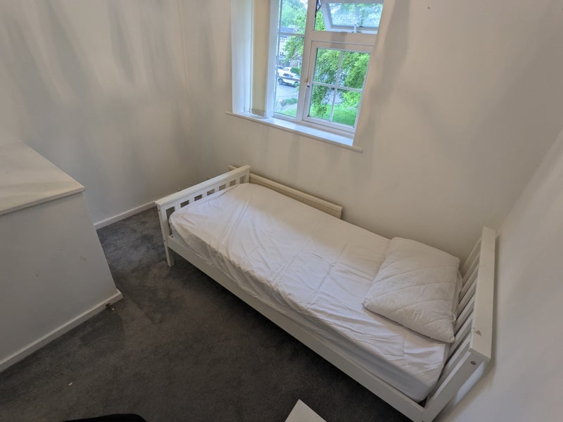 Room Worcester Road in Crawley