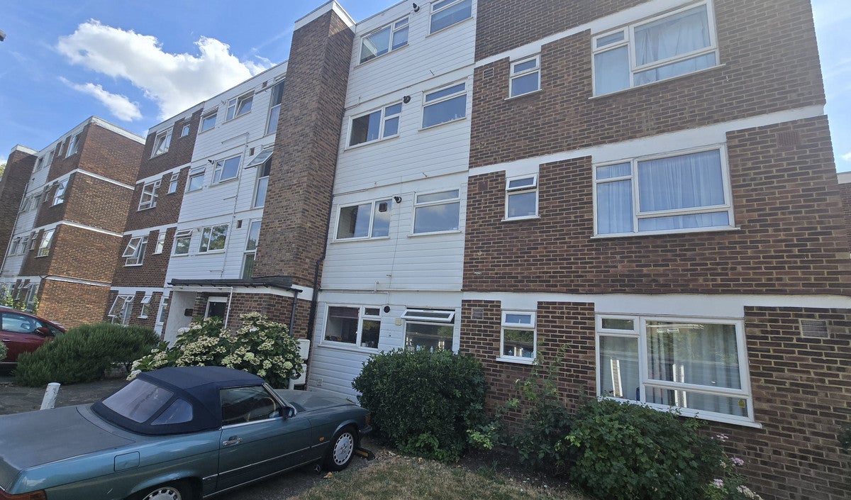 Flat Copers Cope Road in Greater London