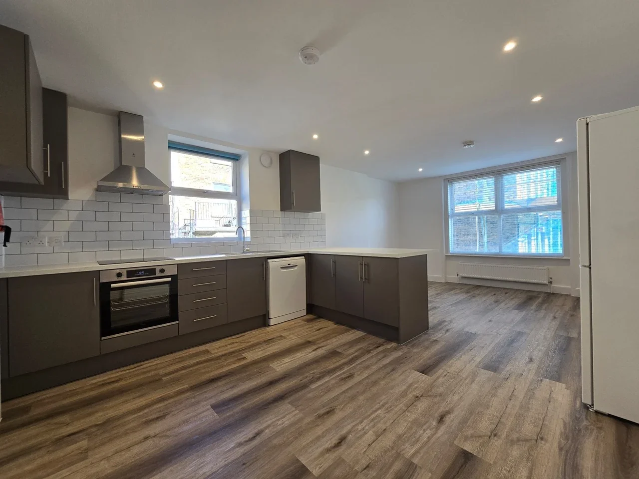 Flat Bushey Hill Road in Greater London