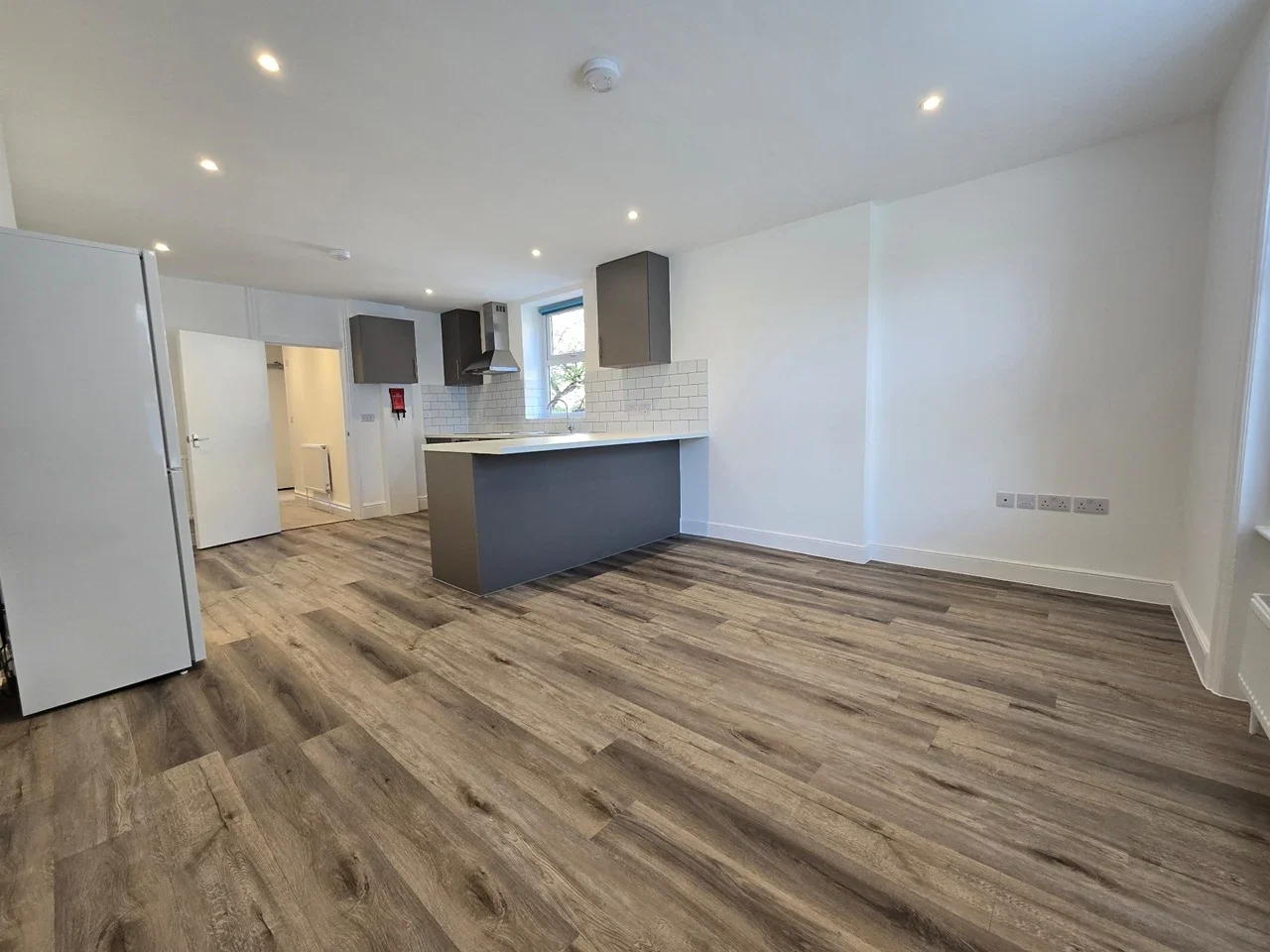 Flat Bushey Hill Road in Greater London