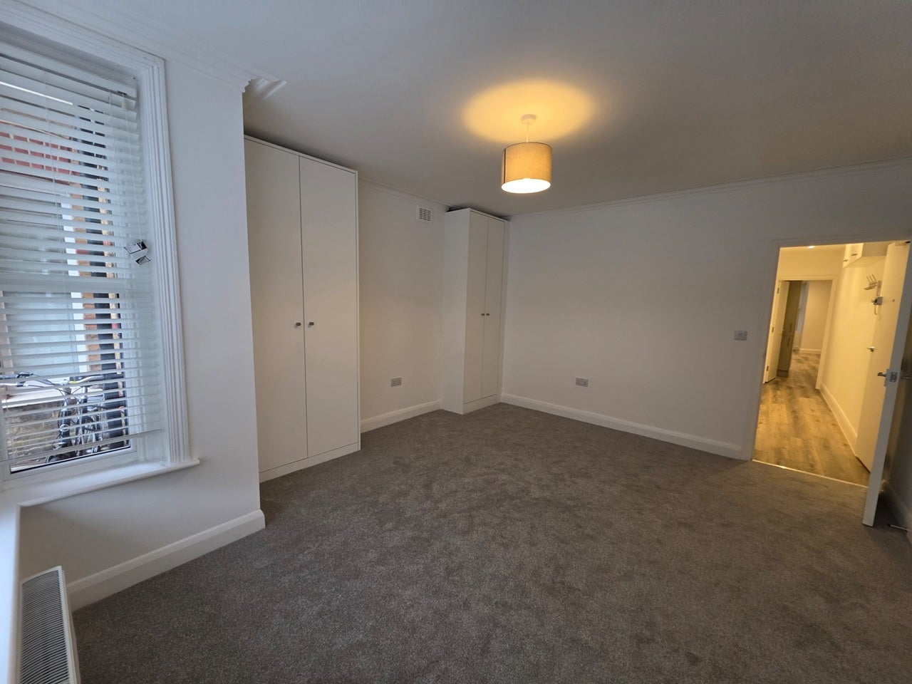 Flat Bushey Hill Road in Greater London