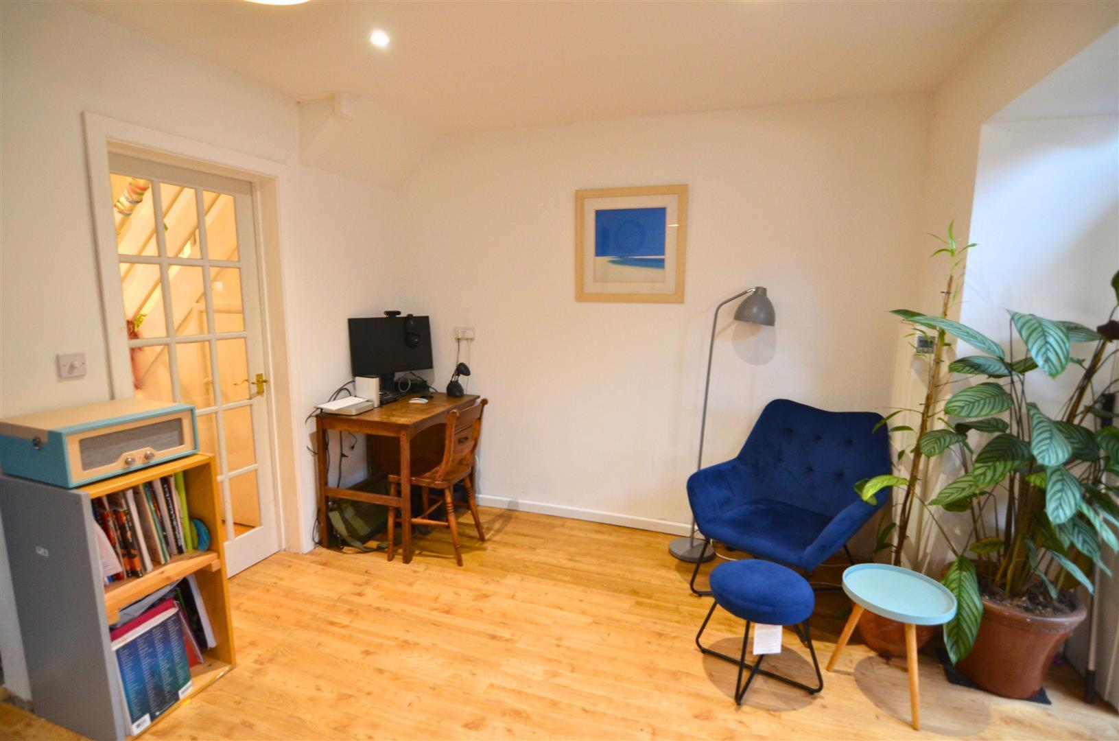 House Fisherbridge Close in Weymouth