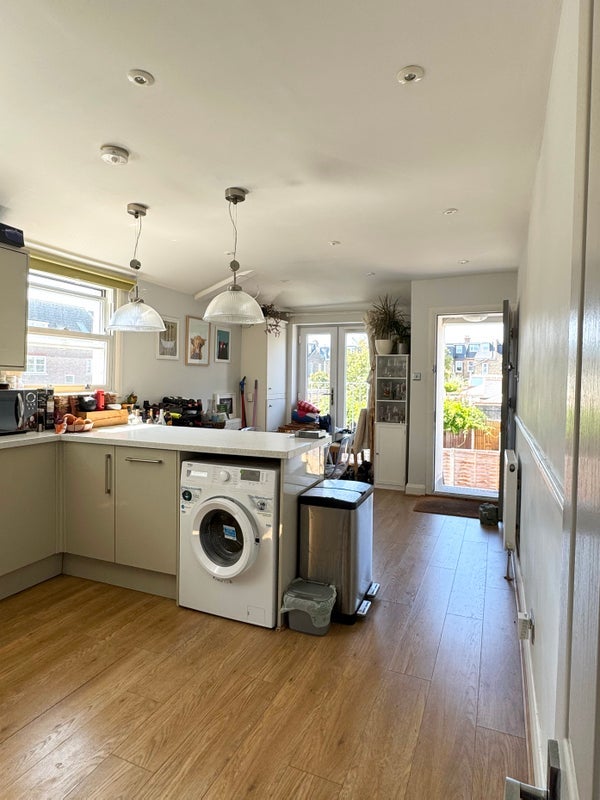 Room Merton Road in Greater London
