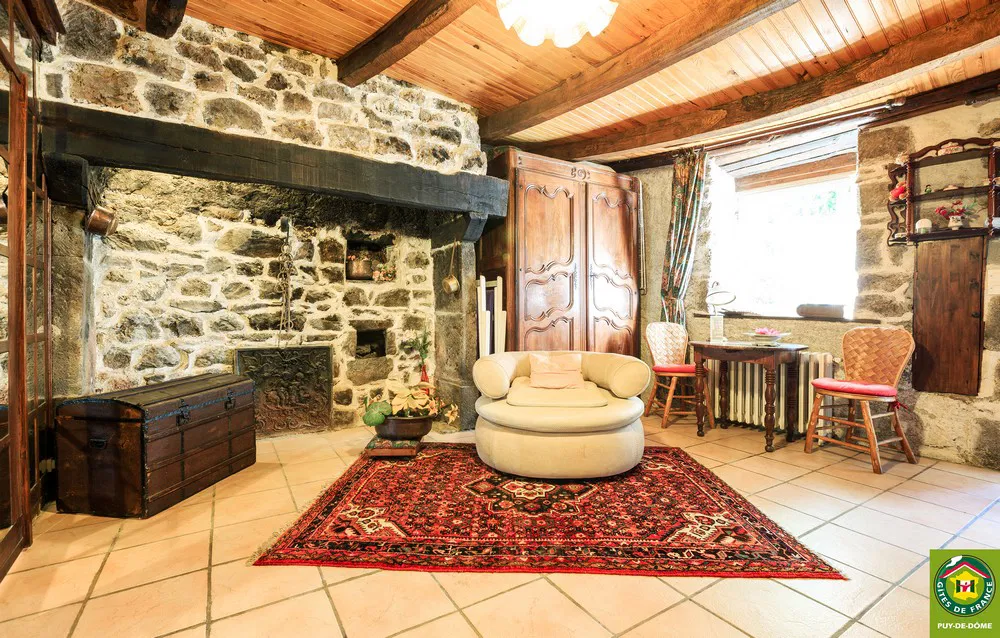 Maison Place des Tilleuls à Rochefort-Montagne