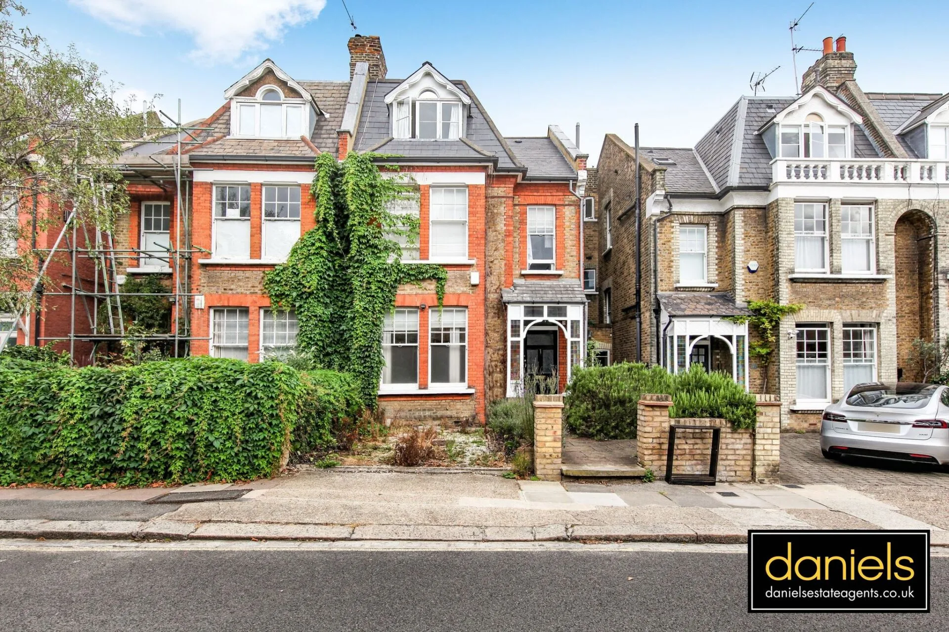 Flat Dyne Road in Greater London