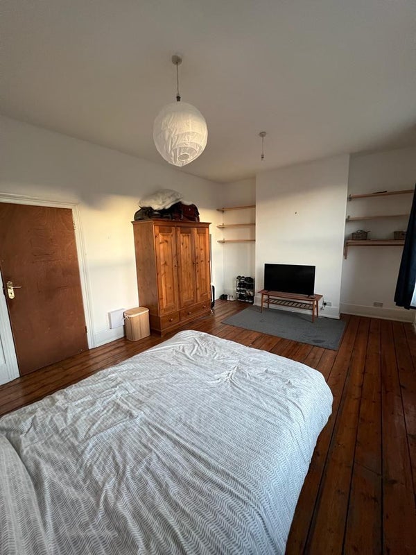 Room Wayland Avenue in Greater London