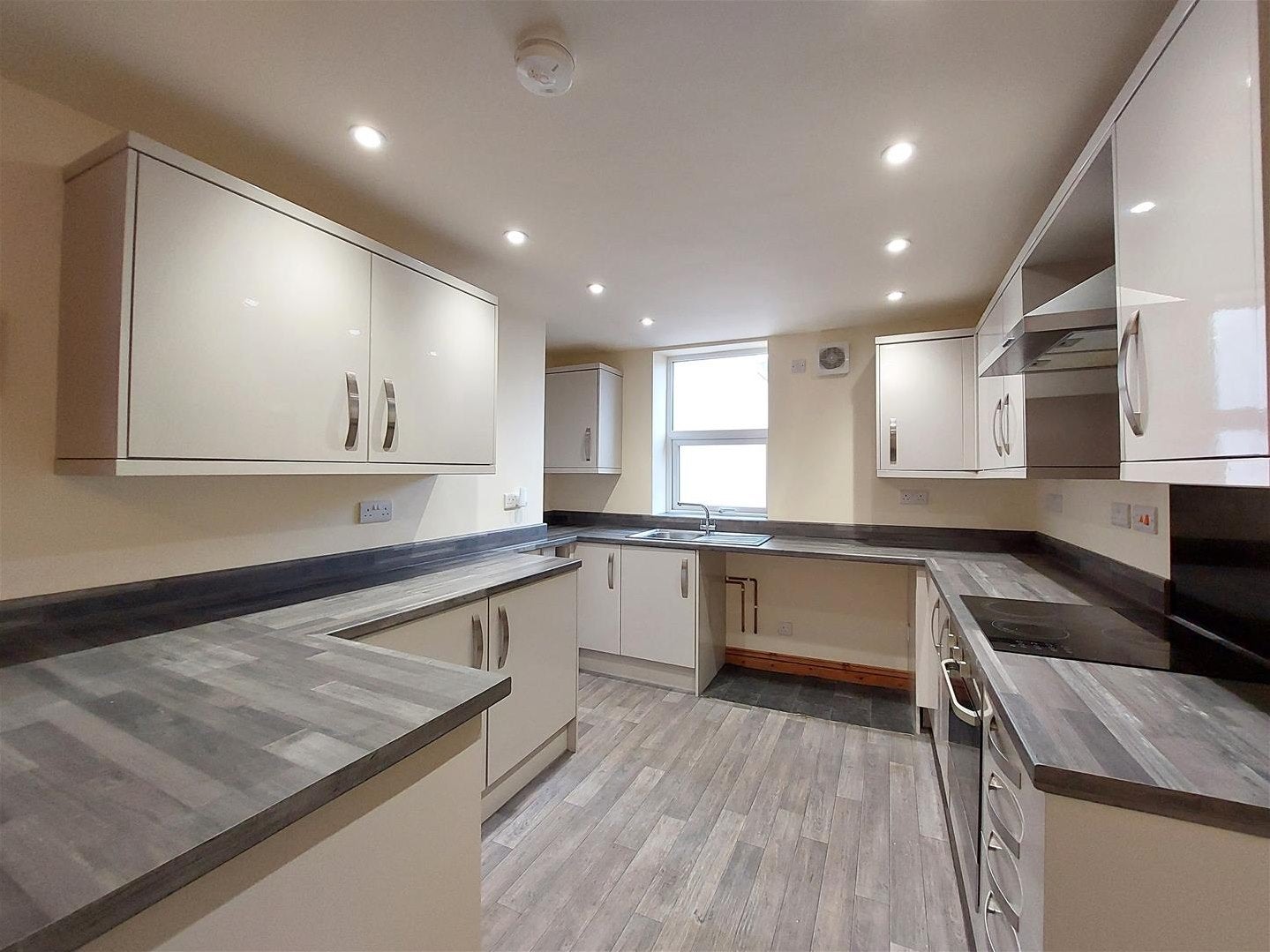 Flat Albemarle Crescent in Scarborough