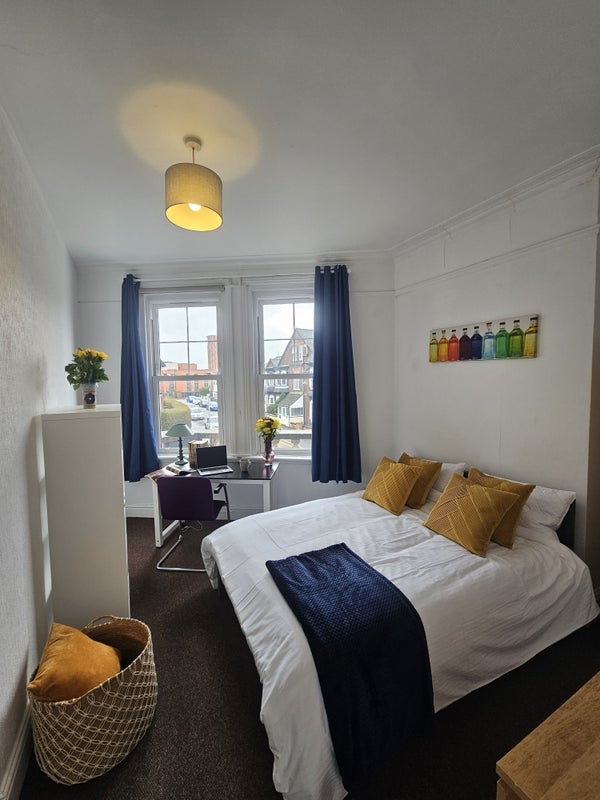 Room Shirley Road in Stoke-on-Trent