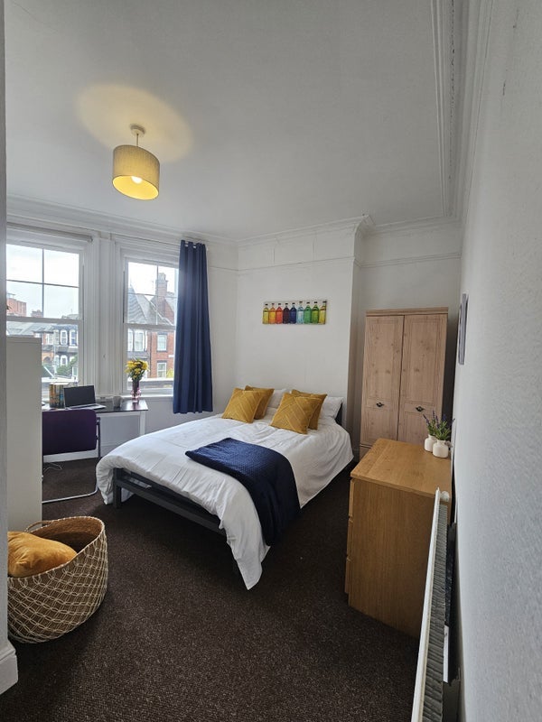 Room Shirley Road in Stoke-on-Trent