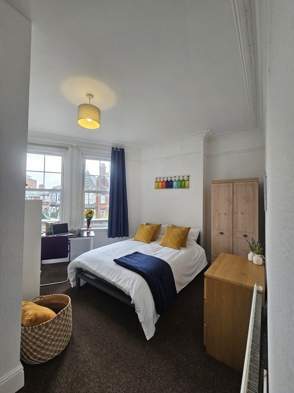 Room Shirley Road in Stoke-on-Trent