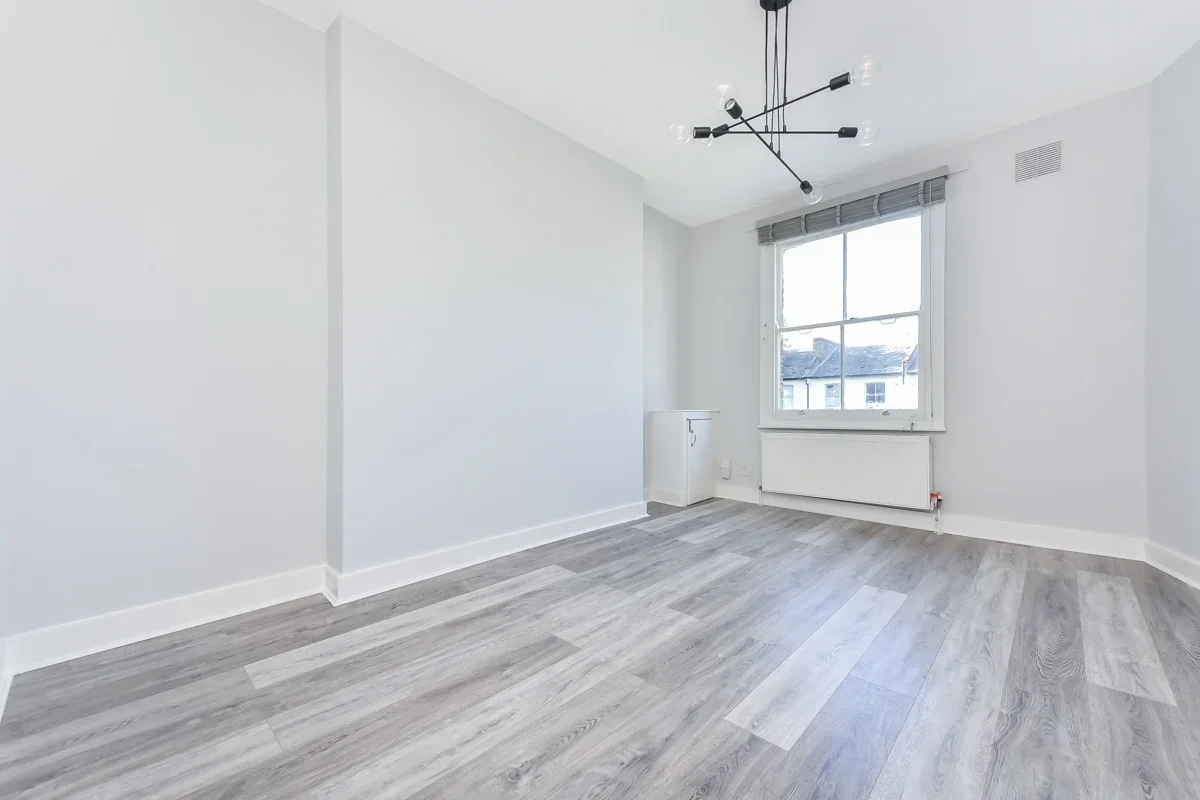 Flat Colvestone Crescent in Greater London