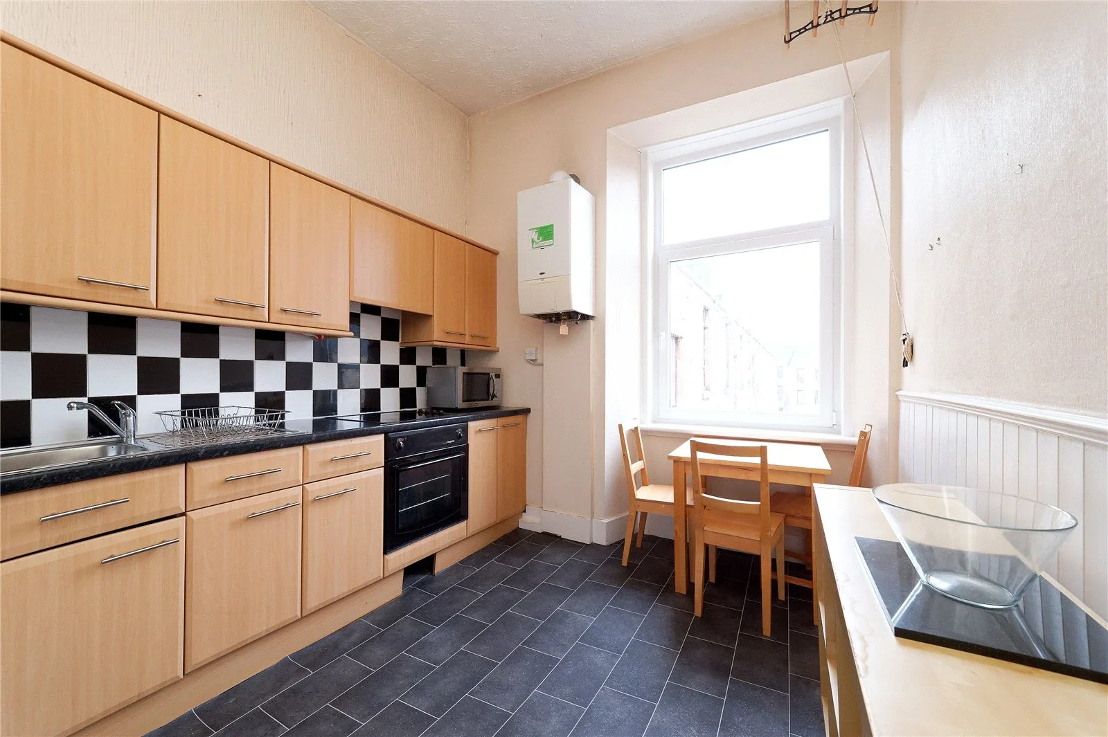 Flat Stewartville Street in Glasgow