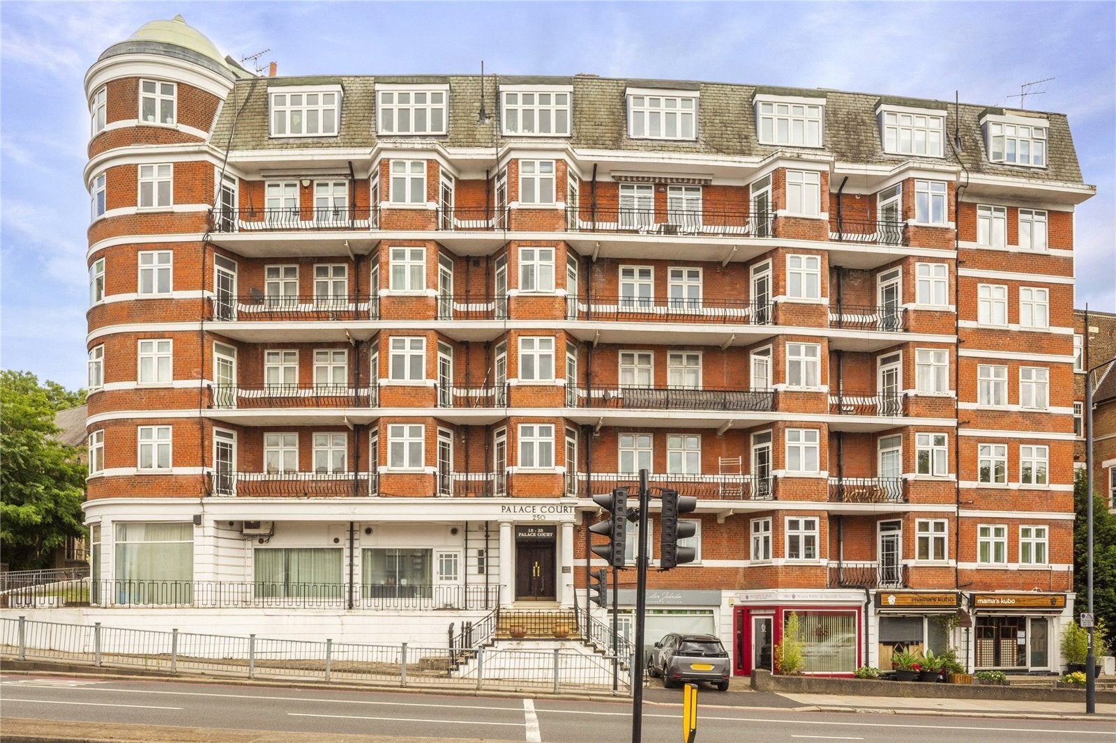 Flat Finchley Road in Greater London
