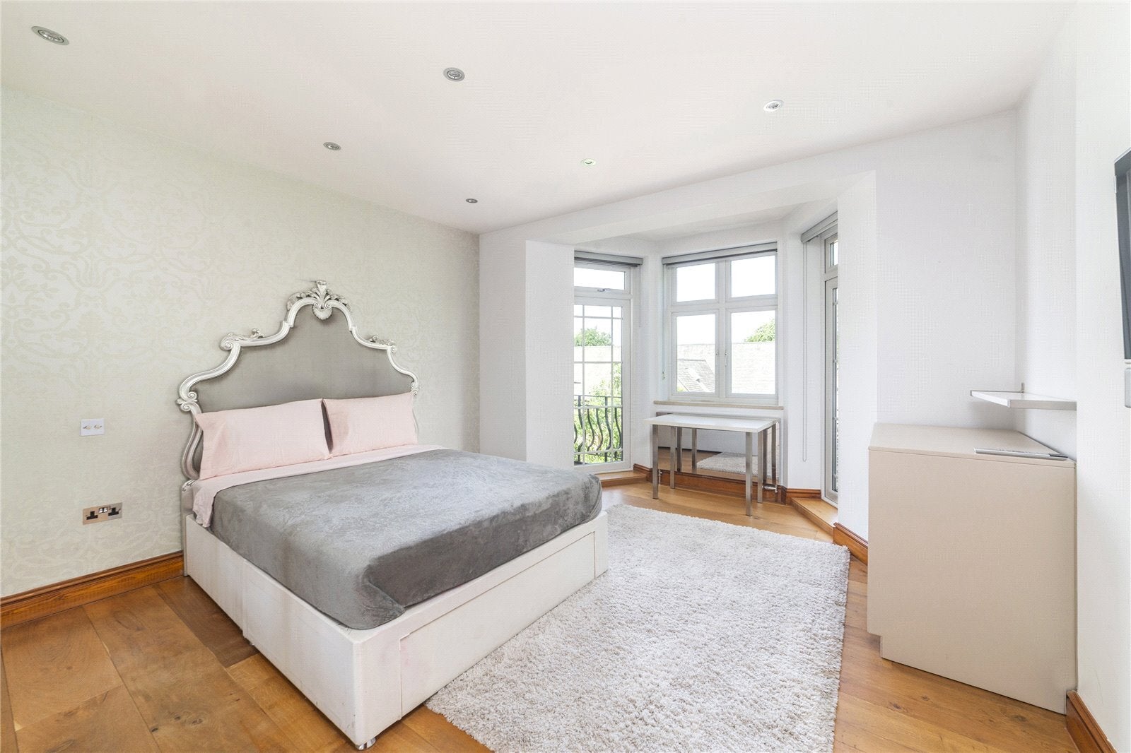 Flat Finchley Road in Greater London
