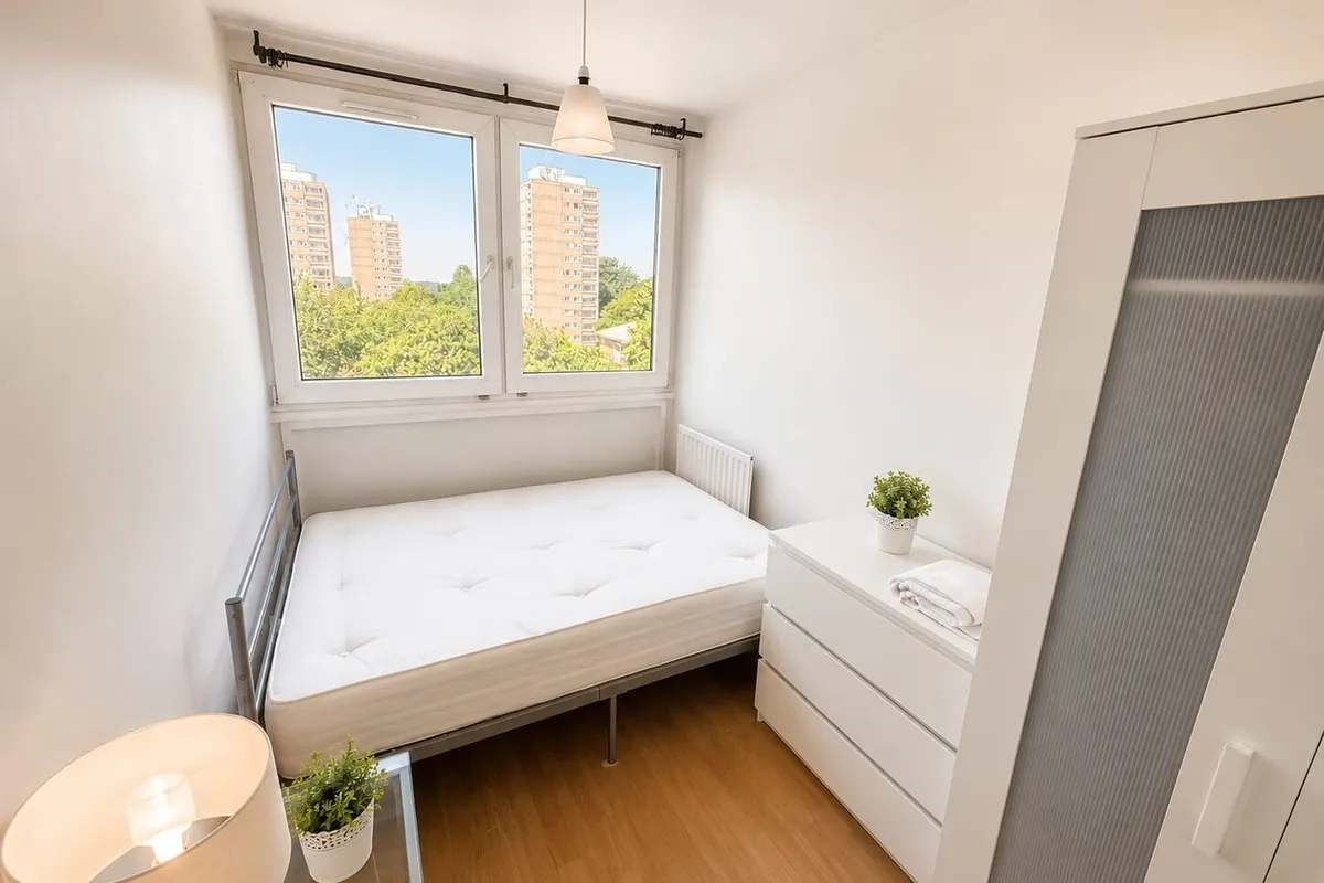 Flat Ibsley Gardens in Greater London