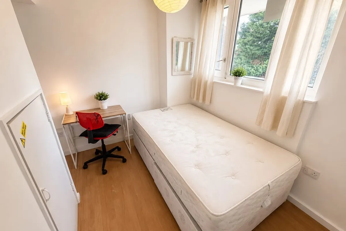Flat Ibsley Gardens in Greater London