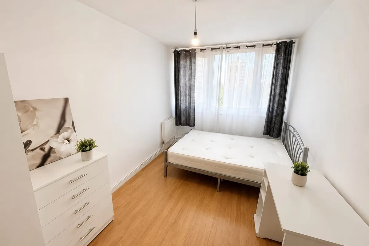 Flat Ibsley Gardens in Greater London