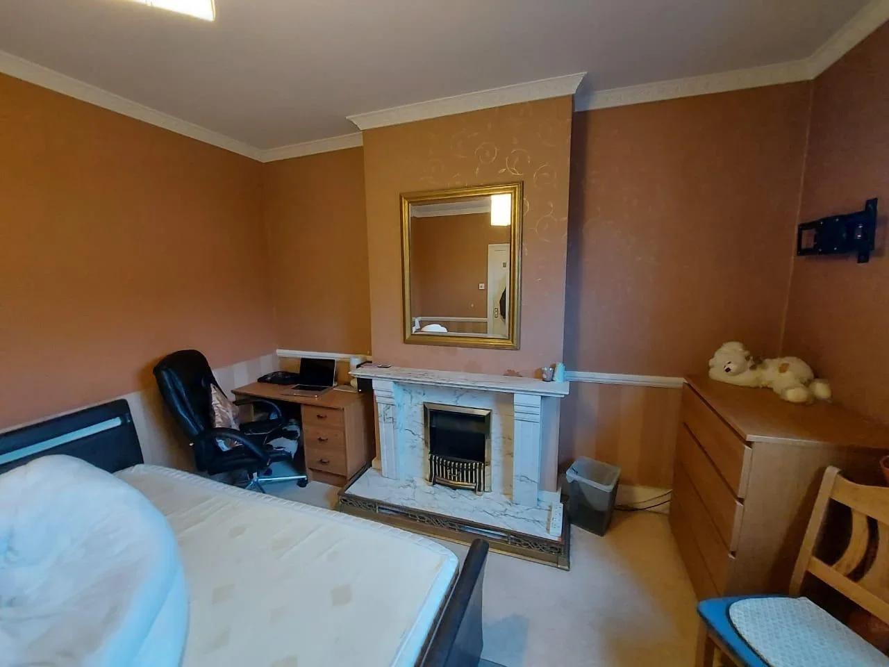 Room Ladbroke Road in Reigate and Banstead