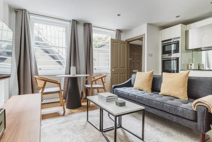 Flat Conway Street in Greater London