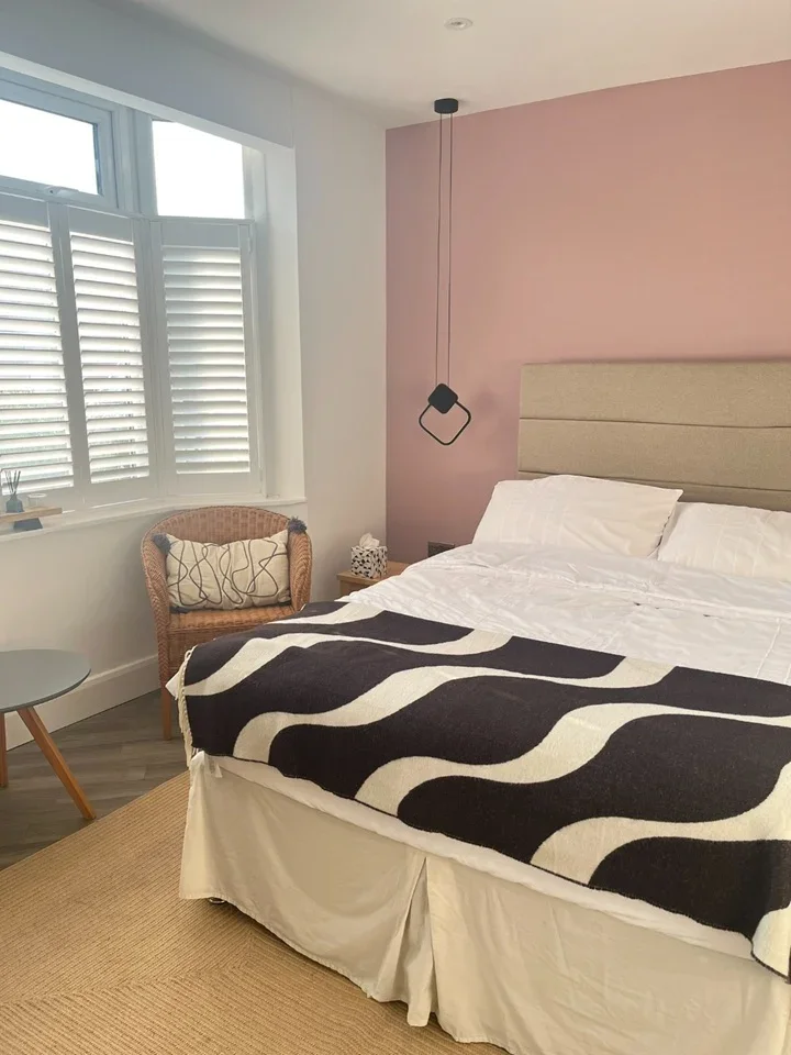 Room Faraday Road in Elmbridge