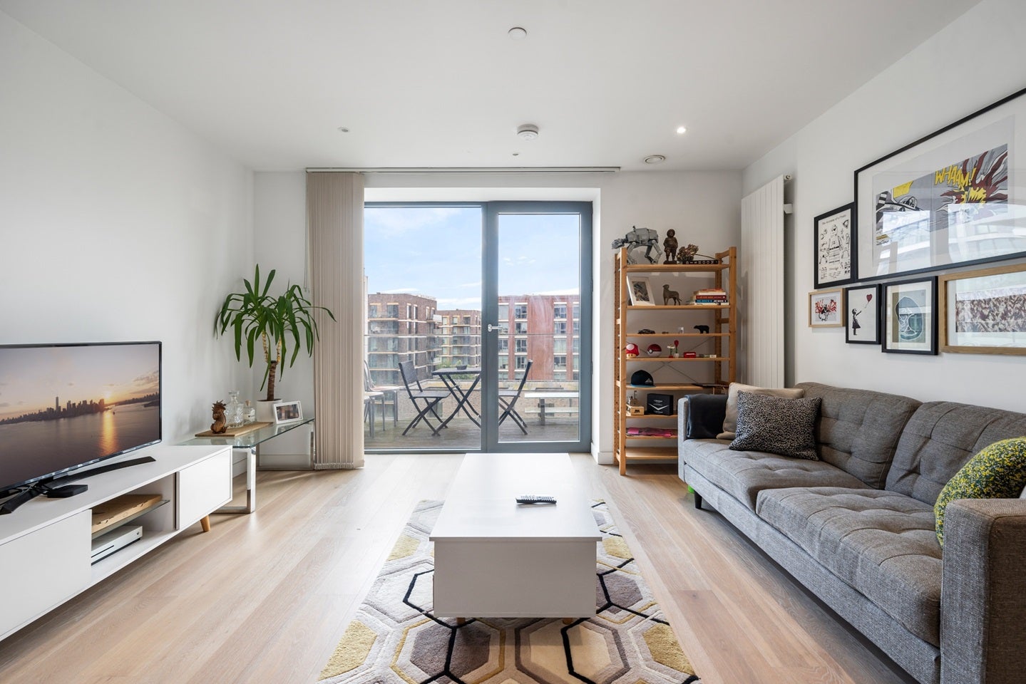 Flat Cable Street in Greater London