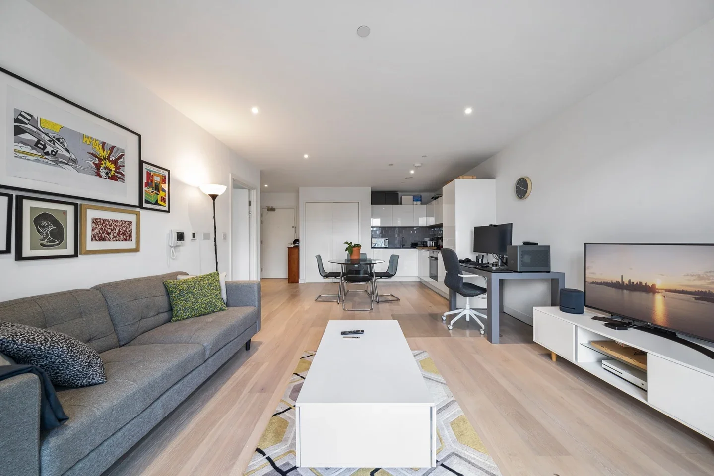 Flat Cable Street in Greater London