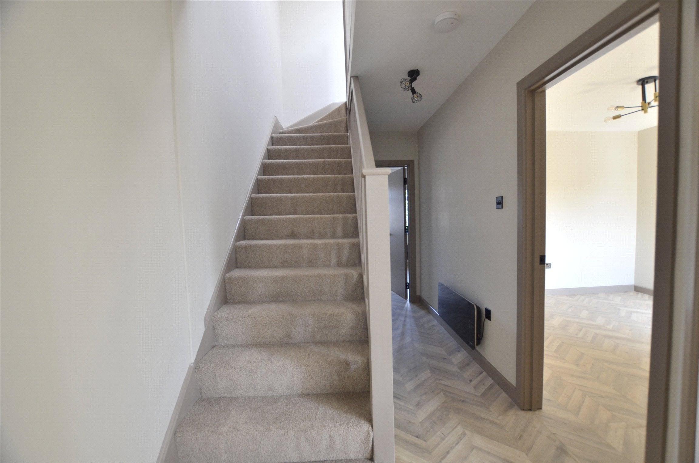 Flat Ace Parade in Greater London