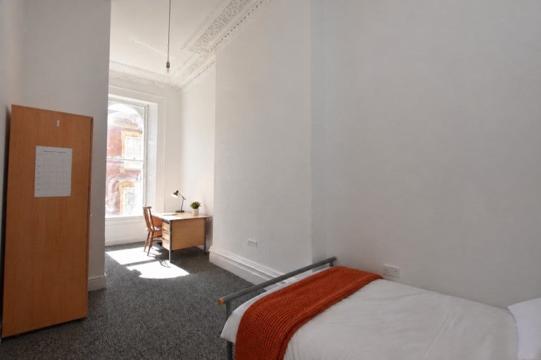 Room Cotham Road in Bristol