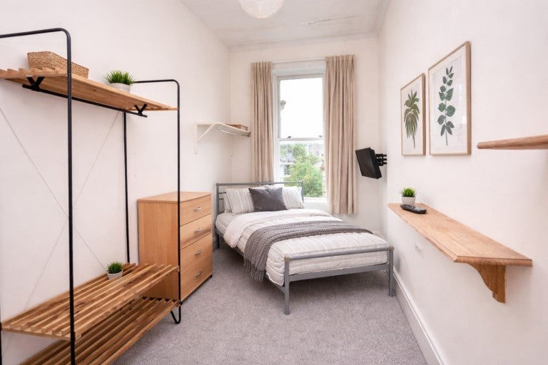 Room Cotham Road in Bristol