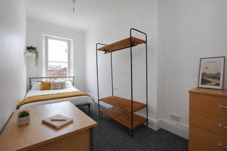 Room Cotham Road in Bristol